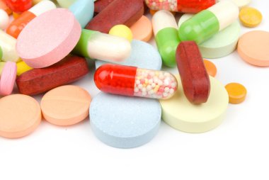 Beyaz arka planda izole edilmiş haplar