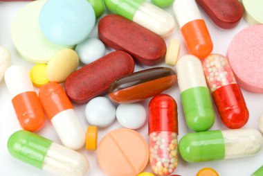 Beyaz arka planda izole edilmiş haplar