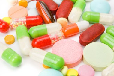 Beyaz arka planda izole edilmiş haplar