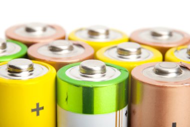 alkali piller beyaz arkaplanda izole edildi