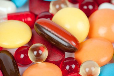 Beyaz arka planda izole edilmiş haplar