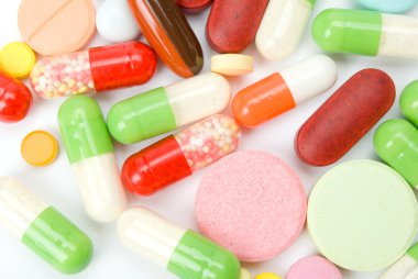 Beyaz arka planda izole edilmiş haplar