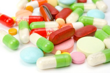 Beyaz arka planda izole edilmiş haplar