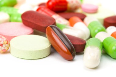 Beyaz arka planda izole edilmiş haplar