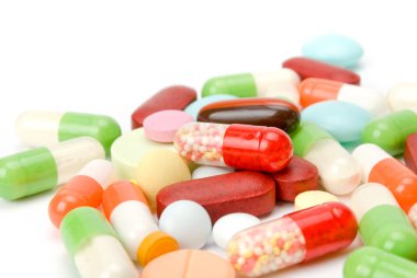 Beyaz arka planda izole edilmiş haplar