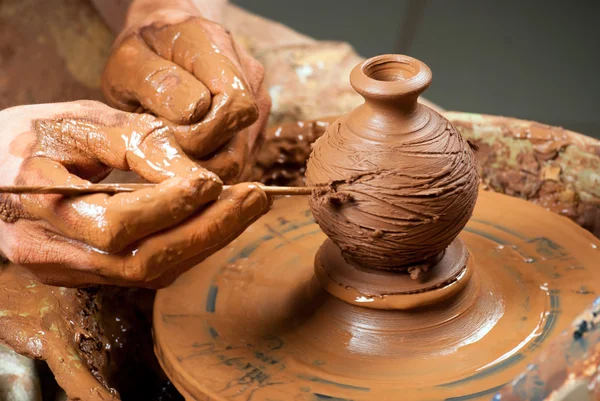 Handen van een pottenbakker, het creëren van een aarden pot op de cirkel — Stockfoto