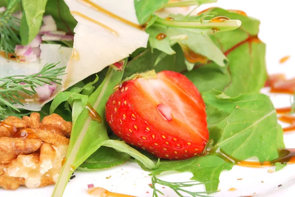 Erdbeere im Salat — Stockfoto