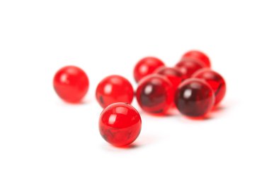 Beyaz arka planda izole edilmiş haplar