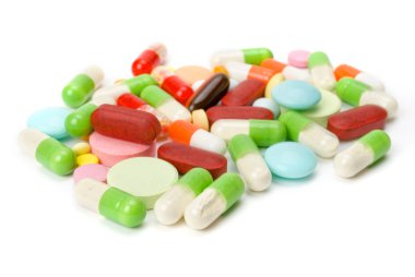 Beyaz arka planda izole edilmiş haplar