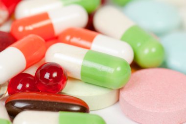 Beyaz arka planda izole edilmiş haplar