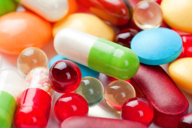 Beyaz arka planda izole edilmiş haplar