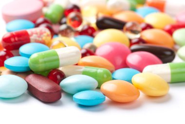 Beyaz arka planda izole edilmiş haplar