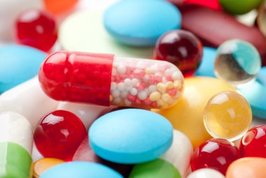 Beyaz arka planda izole edilmiş haplar