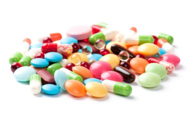 Beyaz arka planda izole edilmiş haplar