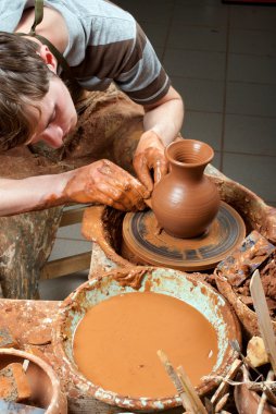 Potter iş başında.