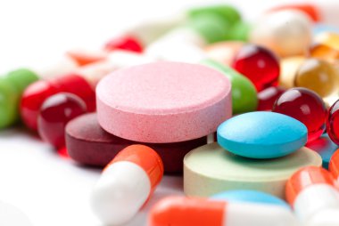 Beyaz arka planda izole edilmiş haplar