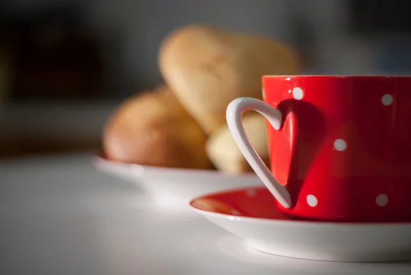 Red Mug with a heart and cakes — Stock Photo, Image