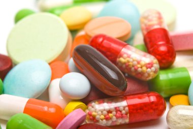 Beyaz arka planda izole edilmiş haplar