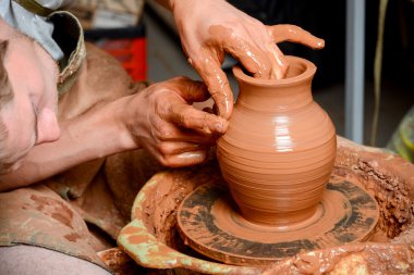 Potter iş başında.