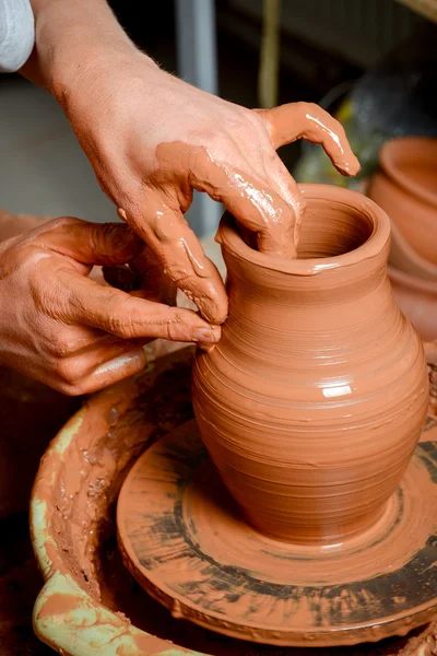 Pottenbakker aan het werk — Stockfoto