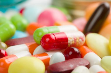 Beyaz arka planda izole edilmiş haplar