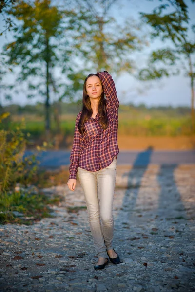 Outdoors portrait of beautiful young brunette girl. — Stock Photo, Image