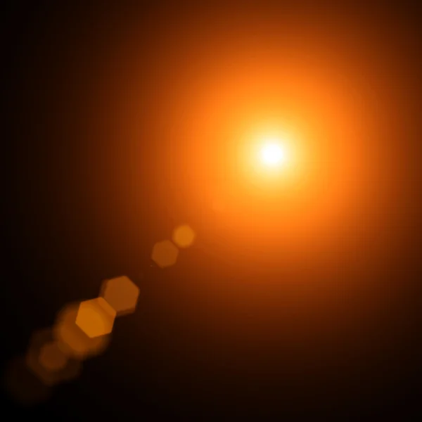 Soarele și Soarele raze peste un fundal negru — Fotografie, imagine de stoc