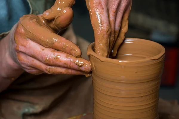 Creating an earthen jar on the circle — Stock Photo, Image