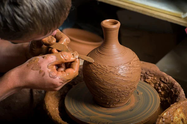 Mani di un vasaio, creando un vaso di terra sul cerchio — Foto Stock