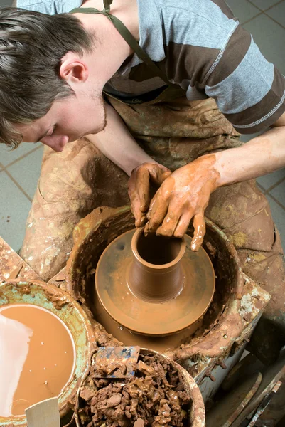 Potter, creating an earthen jar on the circle — Stock Photo, Image