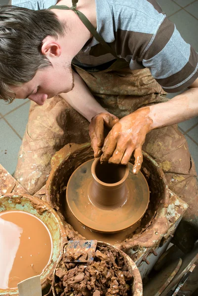 Potter, criando uma jarra de barro no círculo — Fotografia de Stock