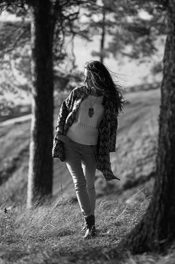 Güzellik romantik kız açık havada. güzel genç model kız