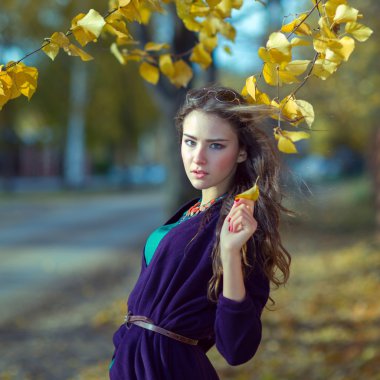 Güzellik romantik kız açık havada. güzel genç model kız