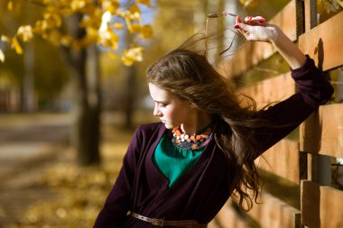 Güzellik romantik kız açık havada. güzel genç model kız