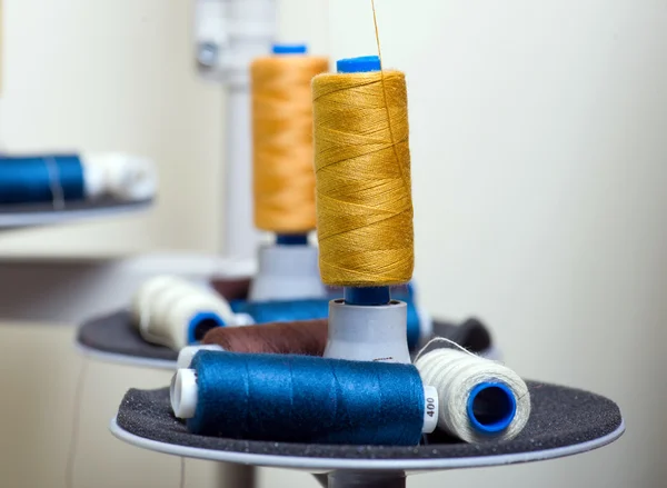 Juego de hilos están en la máquina de coser —  Fotos de Stock