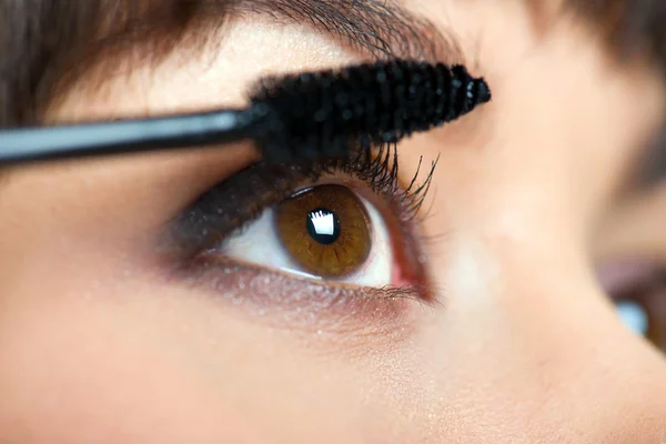 Makeup. make-up. tillämpa mascara. långa ögonfransar — Stockfoto