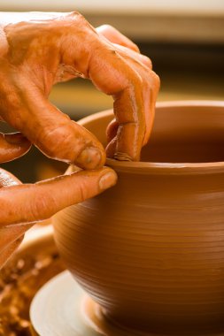 Çömlekçinin elleri, toprak kavanozu yaratıyor.