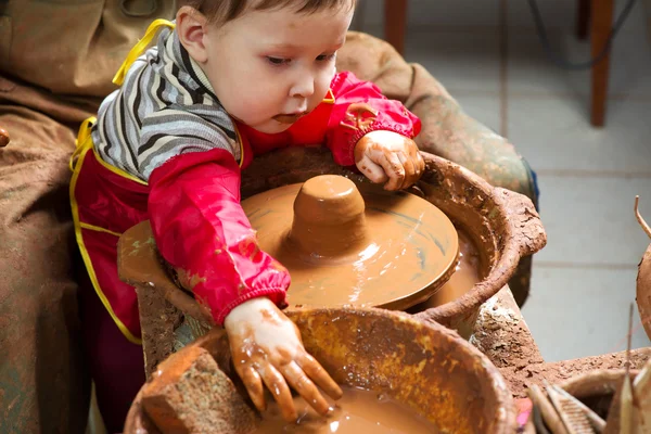 Töpferjunge bei der Arbeit im Atelier. Zwei Jahre alt — Stockfoto