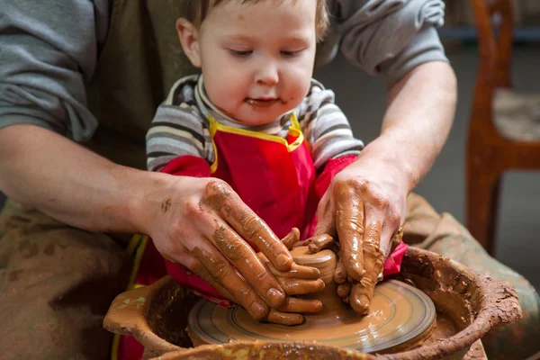 Jongen potter op het werk in de studio. twee jaar oud — Stockfoto