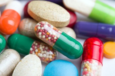 Beyaz arka planda izole edilmiş haplar