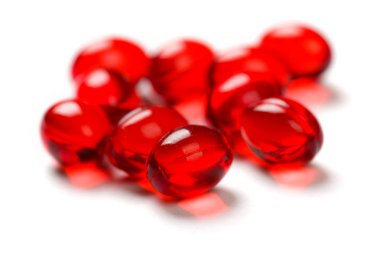 Beyaz arka planda izole edilmiş haplar