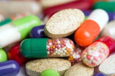 Beyaz arka planda izole edilmiş haplar