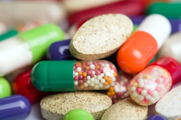 Pastillas aisladas sobre fondo blanco — Foto de Stock