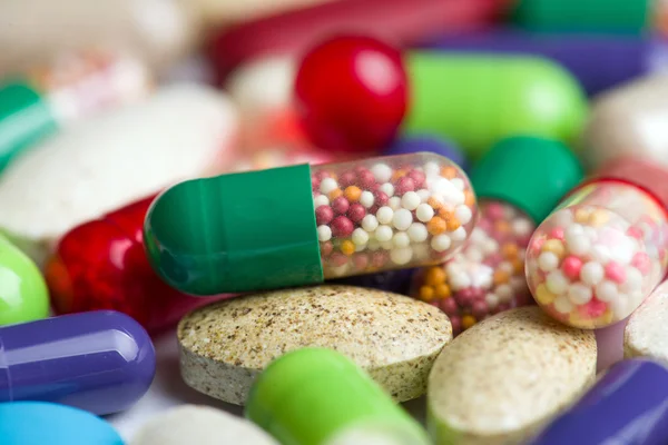 Pastillas aisladas sobre fondo blanco — Foto de Stock