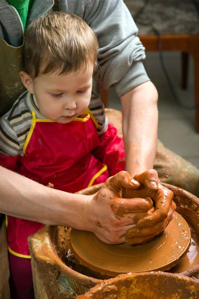 Jongen potter op het werk in de studio — Stockfoto