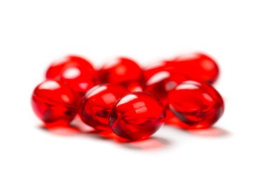 Beyaz arka planda izole edilmiş haplar