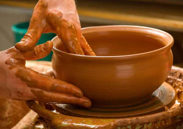 Manos de un alfarero, creando un frasco de barro — Foto de Stock