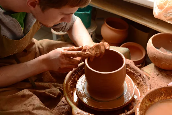Potter, creando un vaso di terra — Foto Stock