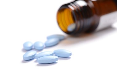 Beyaz arka planda izole edilmiş haplar