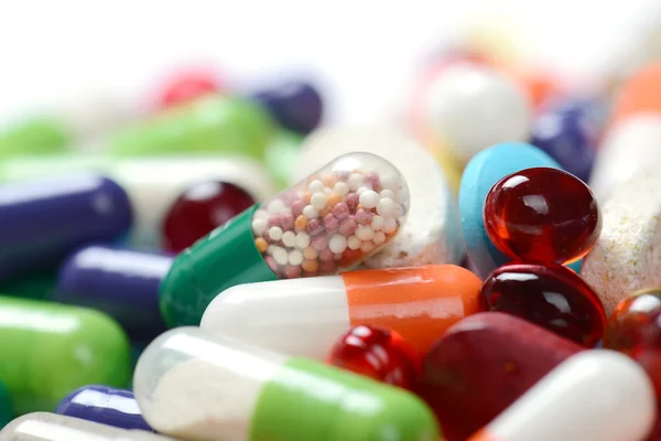 Pastillas aisladas sobre fondo blanco — Foto de Stock